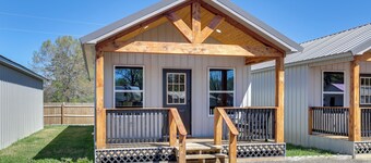 3 Mi to Sabine River: East Texas Cabin Hideaway