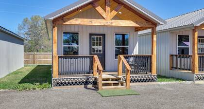 3 Mi to Sabine River: East Texas Cabin Hideaway