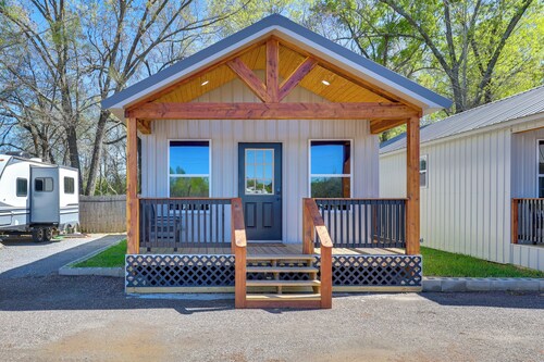 Piney Woods Tiny Cabin: 3 Mi to Sabine River!