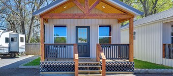 Piney Woods Tiny Cabin: 3 Mi to Sabine River!