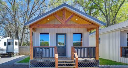 Piney Woods Tiny Cabin: 3 Mi to Sabine River!