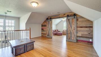 House (5 Bedrooms) | Interior