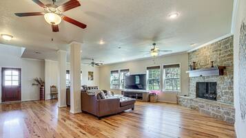 House (5 Bedrooms) | Interior