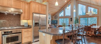 Luxury Sunriver Vacation Rental, Hot Tub, A/C, SHARC