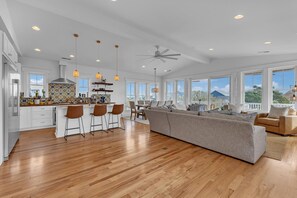 TV - That's Life - Large home vacation fun in Carolina Beach (Carolina Beach)