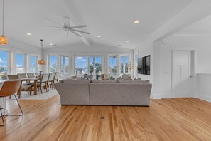 TV - That's Life - Large home vacation fun in Carolina Beach (Carolina Beach)