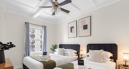 Golden Suite on State St | Steps to Oak St Beach & Magnificent Mile | Sleeps 4