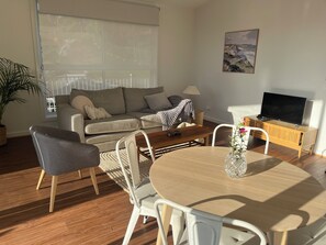 Smart TV, books - Coastal Retreat at Long Beach - golden sunset on the deck (Long Beach)