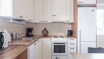 Comfort Cabin, 3 Bedrooms, Courtyard View | Private kitchen