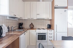 Comfort Cabin, 3 Bedrooms, Courtyard View | Private kitchen - Villa Magnolia 1 - Cozy Villa with Sauna (Jämsä)