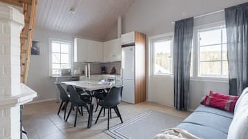 Comfort Cabin, 3 Bedrooms, Courtyard View | Living area