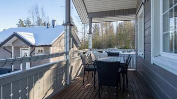 Comfort Cabin, 3 Bedrooms, Courtyard View | Balcony view