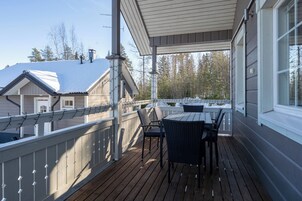 Comfort Cabin, 3 Bedrooms, Courtyard View | Balcony view