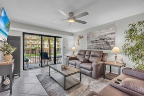 Smart TV - 🏖️Across the Street from Beach - Quick Walk!🐬Heated Pool🌴Madeira Place 201 (Madeira Beach)