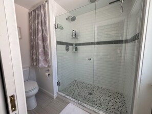 Hair dryer, towels - Meadow Lane -Bar and Pool (Ogunquit)