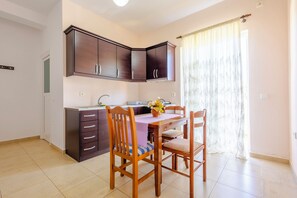 Apartament familiar, vistes parcials al mar | Habitacions insonoritzades i wifi gratuïta 
