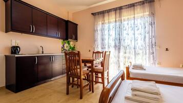 Familieleilighet, delvis sjøutsikt | Oppholdsområde