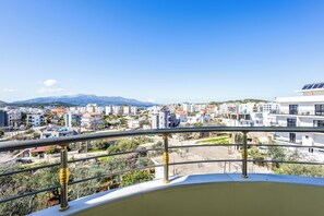 Habitació triple Comfort, vistes parcials al mar | Balcó