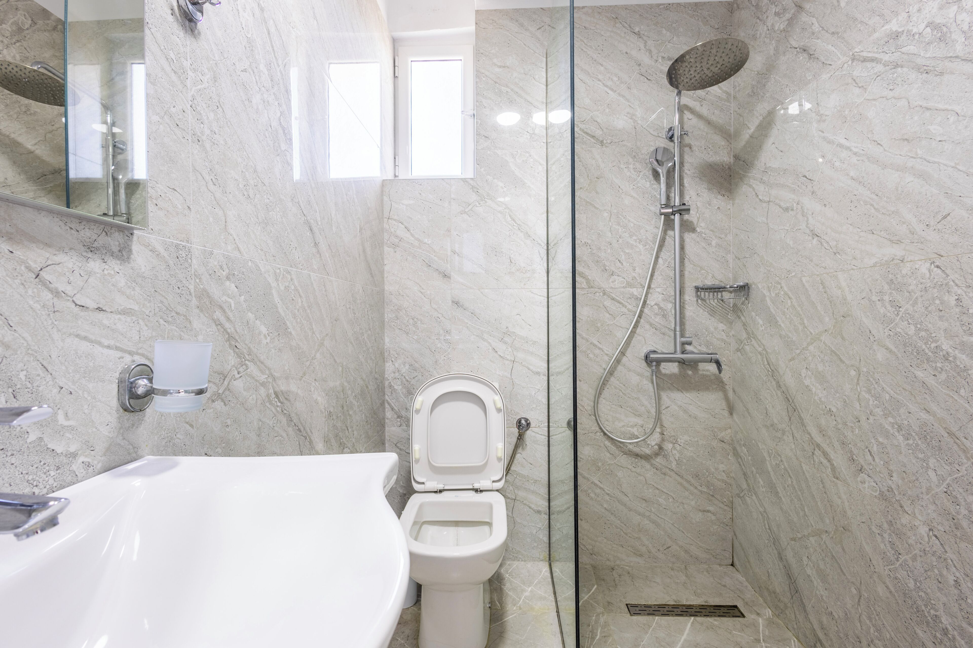 Comfort tweepersoonskamer, uitzicht op zee | Badkamer | Een douche, een haardroger, pantoffels, handdoeken