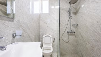 Comfort tweepersoonskamer, uitzicht op zee | Badkamer | Een douche, een haardroger, pantoffels, handdoeken