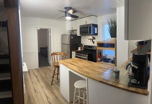 Private kitchen - NFL DRAFT 2-bedroom apartment in Pittsburghs Mt Washington neighborhood. (Pittsburgh)