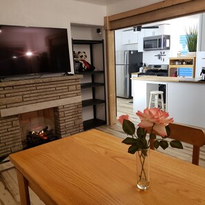 Dining - NFL DRAFT 2-bedroom apartment in Pittsburghs Mt Washington neighborhood. (Pittsburgh)