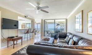 Living area - Condo on Naples Vanderbilt Beach close to the Ritz Carlton and LaPlaya Hotels. (Naples)