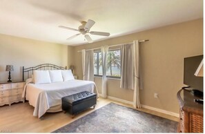 2 bedrooms, iron/ironing board, WiFi, bed sheets - Condo on Naples Vanderbilt Beach close to the Ritz Carlton and LaPlaya Hotels. (Naples)
