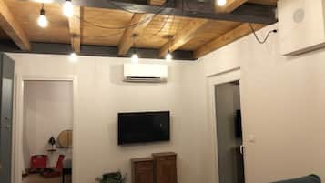 Deluxe Apartment, 1 Bedroom, River View | Living area