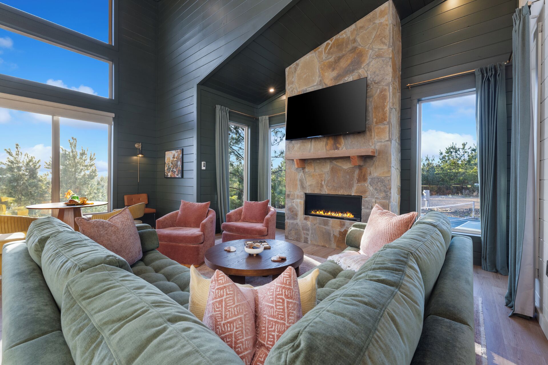 Smart TV, fireplace