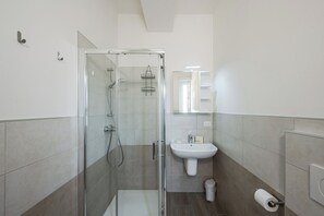 Maison en rangée, 1 très grand lit, salle de bain privée | Salle de bain | Douche, séchoir à cheveux, serviettes fournies, savon
