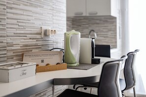 Frigobar, micro-ondas, fogão, cooktop