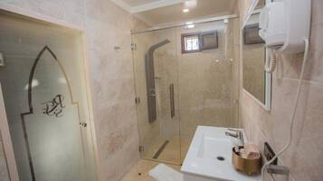 Deluxe-Doppelzimmer, Balkon, Stadtblick | Badezimmer