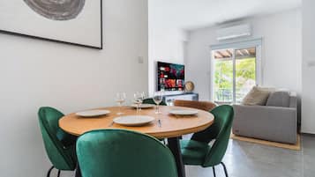 Suite, pemandangan pantai | Tempat makan