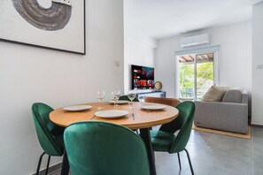 Suite, Beach View | Dining