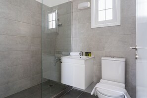 Phòng Suite, quang cảnh bãi biển | Phòng tắm | Đồ dùng nhà tắm miễn phí, dép đi trong nhà, khăn tắm, xà phòng 