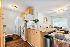 Private kitchen - 4BR Bio Hack Retreat: HTD Pool~Sauna~Hot Tub~Plunge (West Palm Beach)