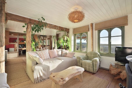 Smart TV, fireplace, books. Panoramic Views • 5 mins Drive from Redbank Events • Rural Retreat • Birdwatching Paradise • Sleeps 6