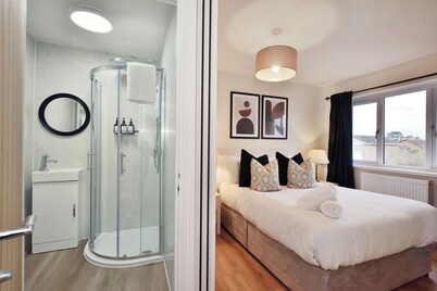 Large Home, Newly Renovated • Parking for 3 Cars • Walk to City Centre 1.4 miles
