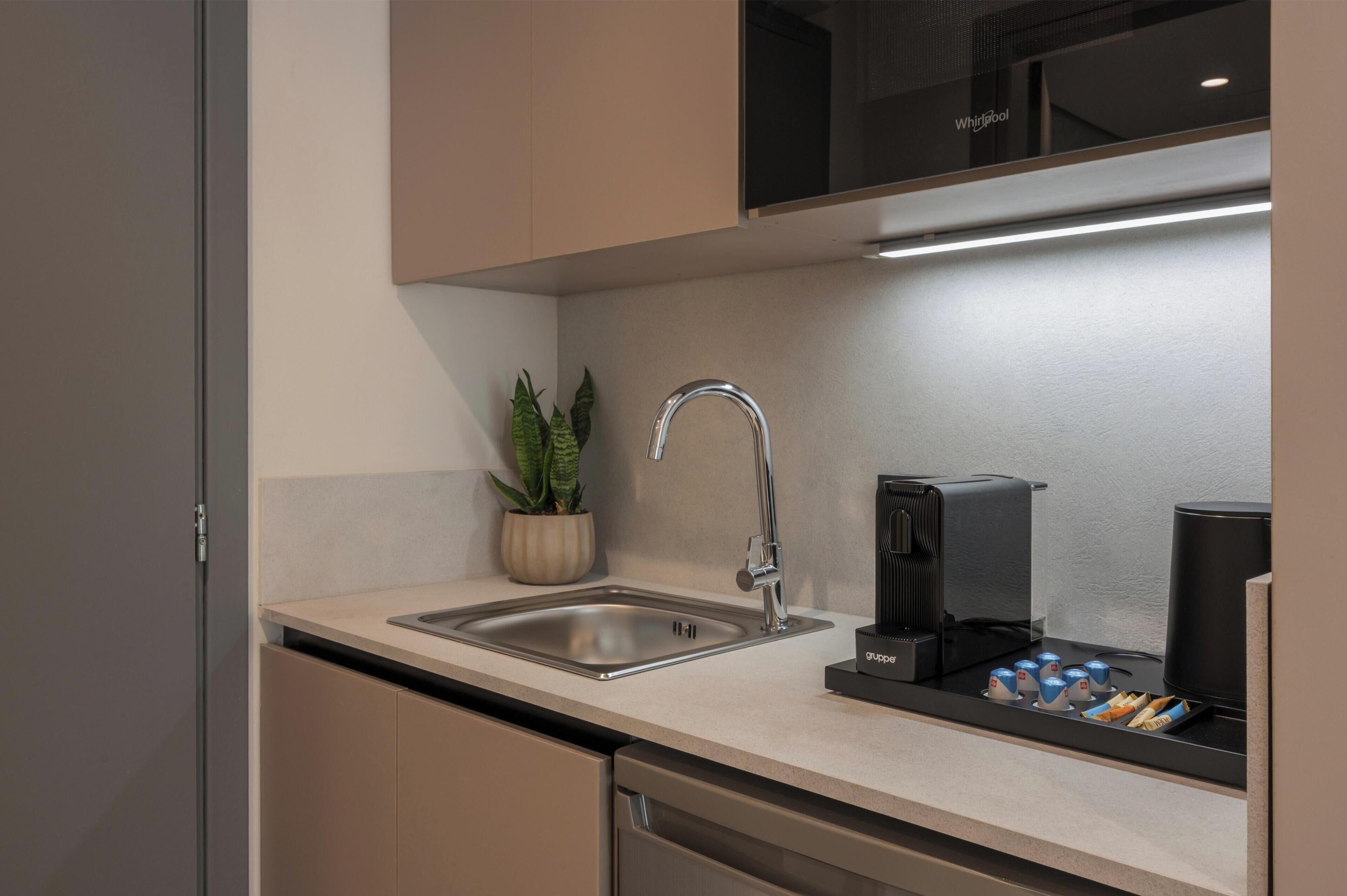 Standard Room No108 | Private kitchen | Mini-fridge, microwave, espresso maker, coffee/tea maker