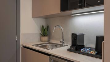 Standard Room No108 | Cozinha privada | Frigobar, micro-ondas, máquina de café expresso, cafeteira/chaleira