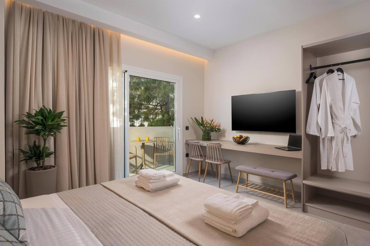 Standard Room No107 | Peti besi dalam bilik, langsir/tirai gelap terus, kalis bunyi 