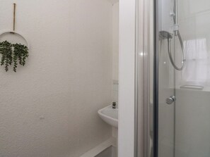 Bathroom - HOLLY COTTAGE, pet friendly, character holiday cottage in Inveraray (Inveraray)