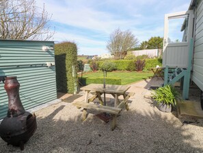 Outdoor dining - HIGHER MERTHER FARM SHEPHERDS HUT, pet friendly in Helston (Helston)