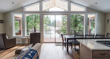 May Creek Peaks: Custom built home on private acres w/ mountain views, covered spa, luxury amenities