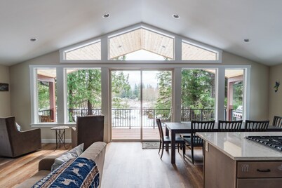 May Creek Peaks: Custom built home on private acres w/ mountain views, covered spa, luxury amenities