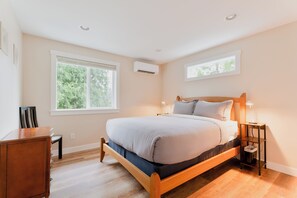 Free WiFi, bed sheets - May Creek Peaks: Custom built home on private acres w/ mountain views, covered spa, luxury amenities (Gold Bar)