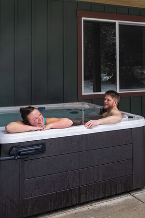 Outdoor spa tub - May Creek Peaks: Custom built home on private acres w/ mountain views, covered spa, luxury amenities (Gold Bar)