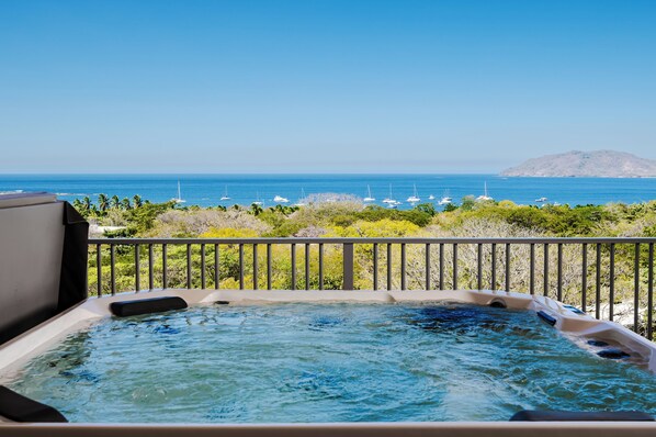 Un jacuzzi con vista al océano y barcos.