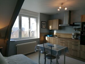 Private kitchen - Apartment near village, not far from beaches and GR34. Bus stop 50m away. Private parking. (Cancale)